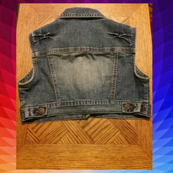 Younique Crop Sleeveless Vest - Picture 2 of 2